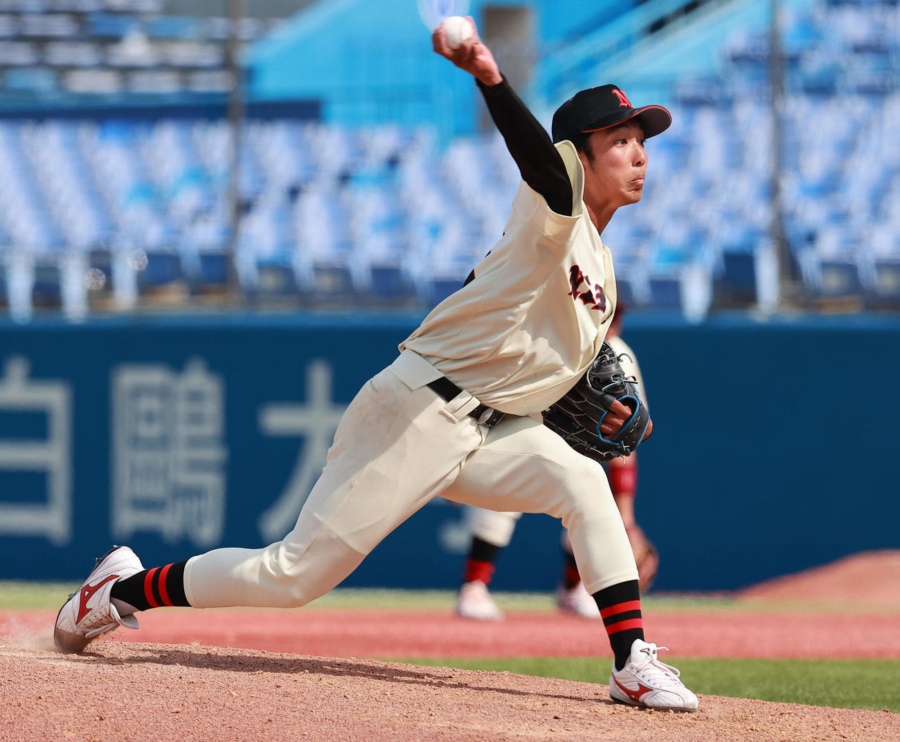 日大対亜大　力投する日大・赤星（撮影・野上伸悟）