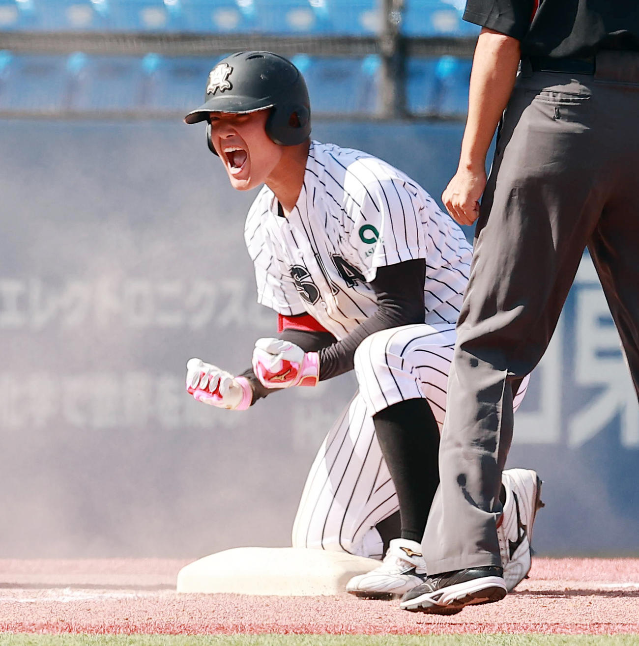 日大対亜大　7回裏亜大1死二塁、中越え適時三塁打を放ち喜ぶ阿部（撮影・野上伸悟）