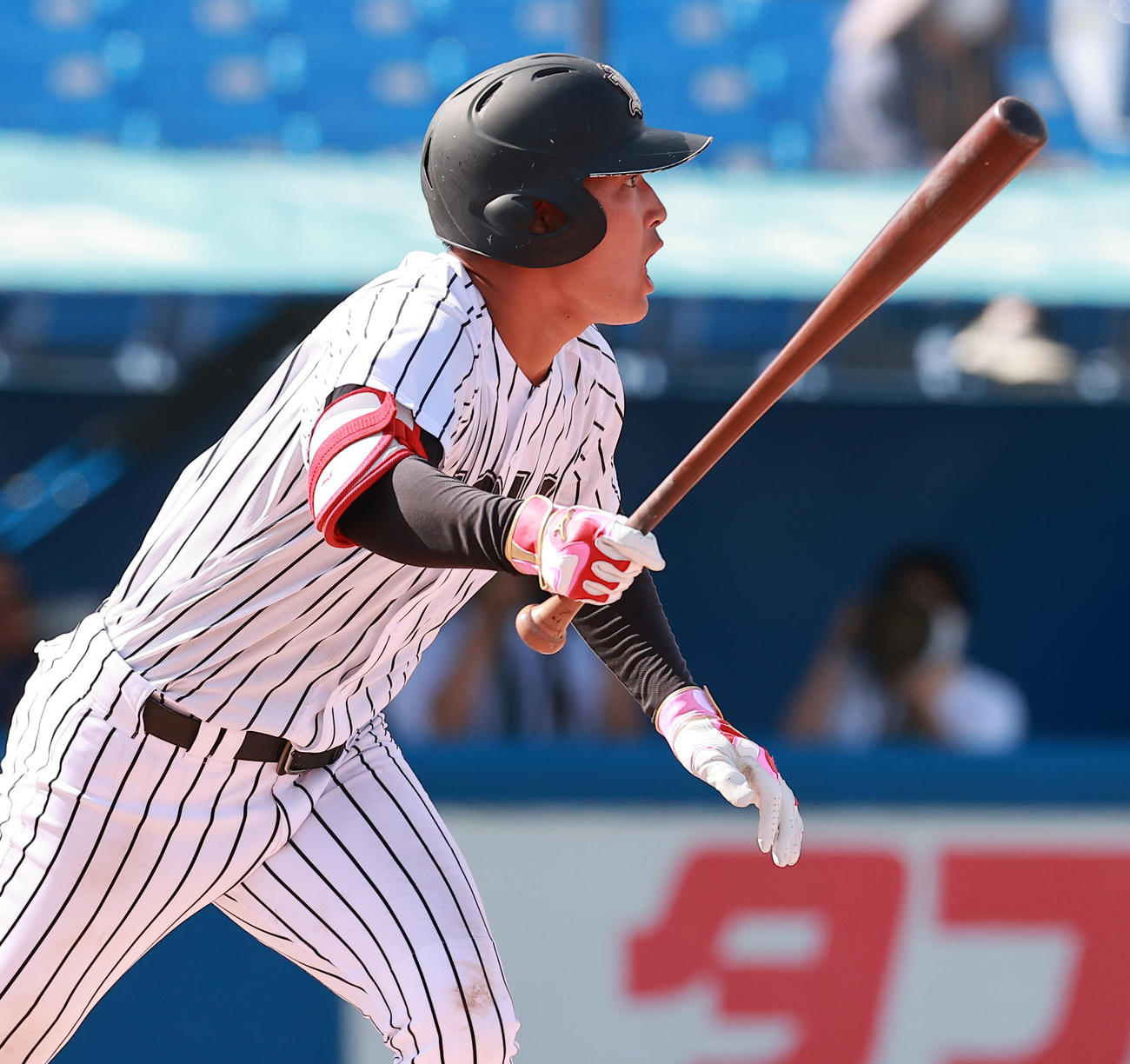 日大対亜大　7回裏亜大1死二塁、中越え適時三塁打を放つ阿部（撮影・野上伸悟）
