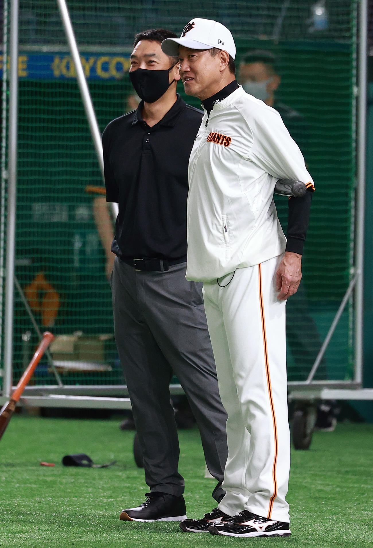 9月、東京ドームを訪れ、ヤクルト戦の試合前に原監督（右）と話す阿部2軍監督