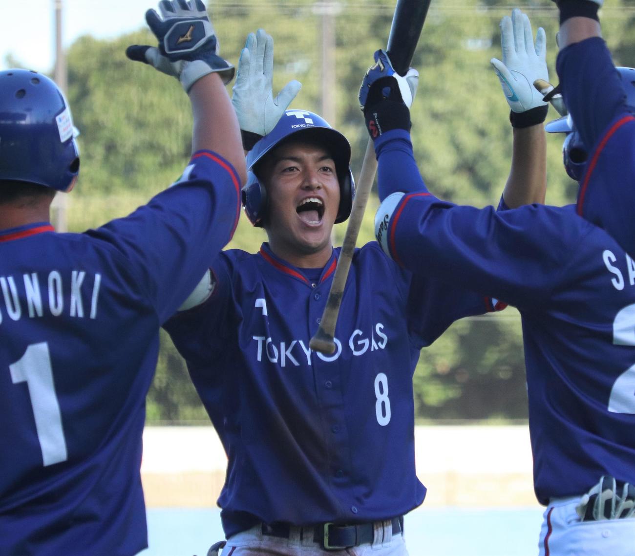 NTT東日本対東京ガス　3回裏東京ガス2死満塁、右越え満塁本塁打を放ち、喜ぶ東京ガス・加藤（中央）（撮影・阿部泰斉）