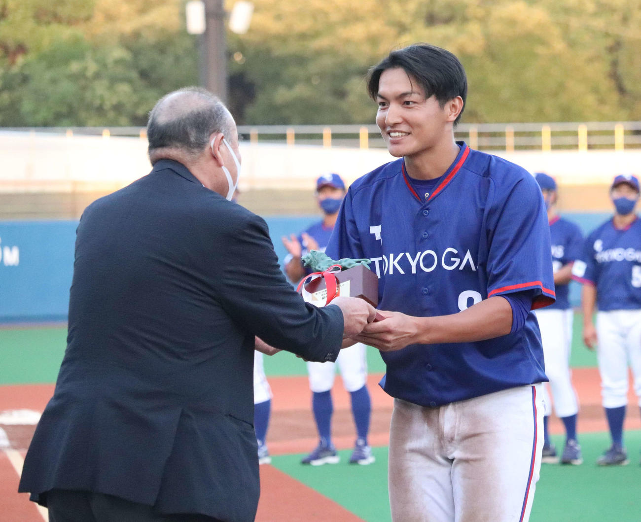 NTT東日本対東京ガス　優秀選手賞に選ばれた東京ガス・加藤（右）（撮影・阿部泰斉）