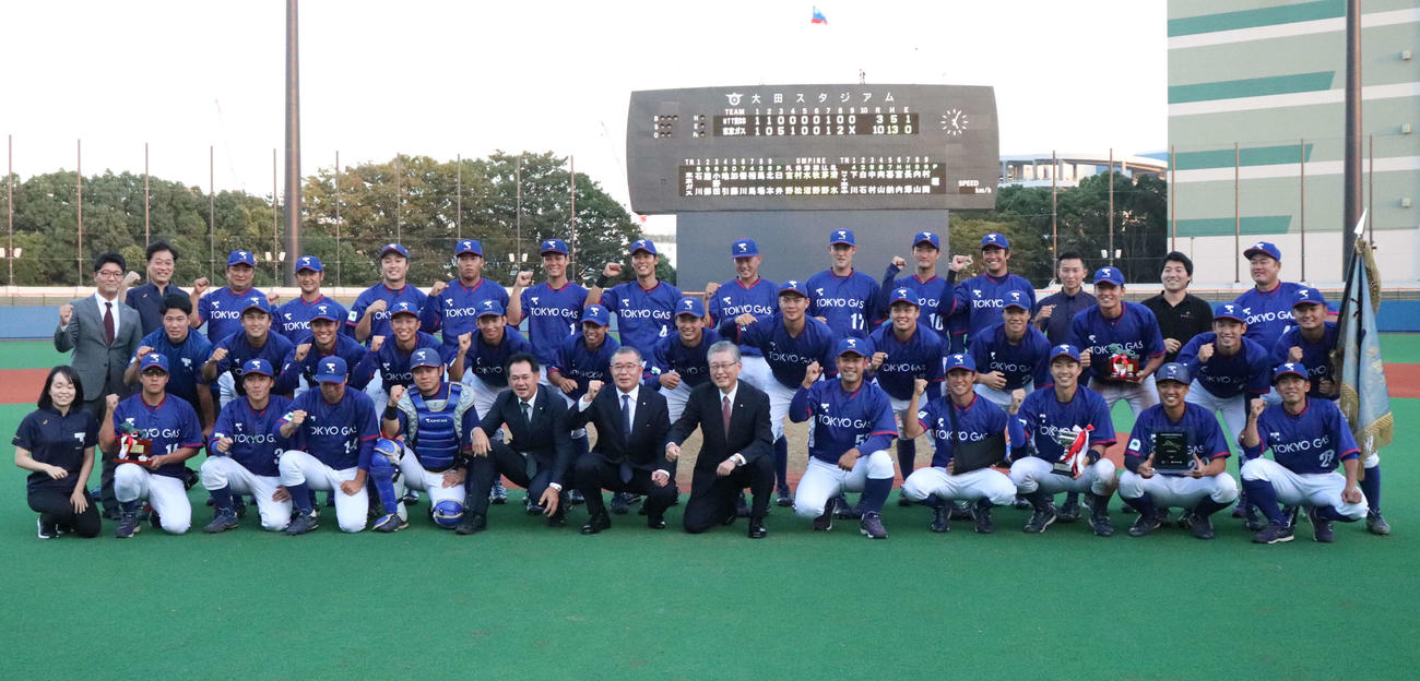 NTT東日本対東京ガス　本大会出場を決め、笑顔で写真に納まる東京ガス一同（撮影・阿部泰斉）