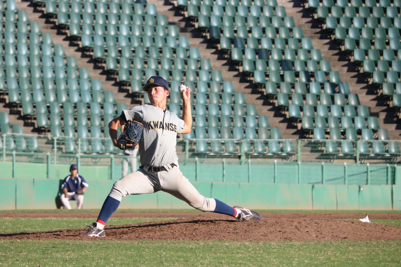 9回表、関学大・黒原が救援登板する（撮影・林亮佑）