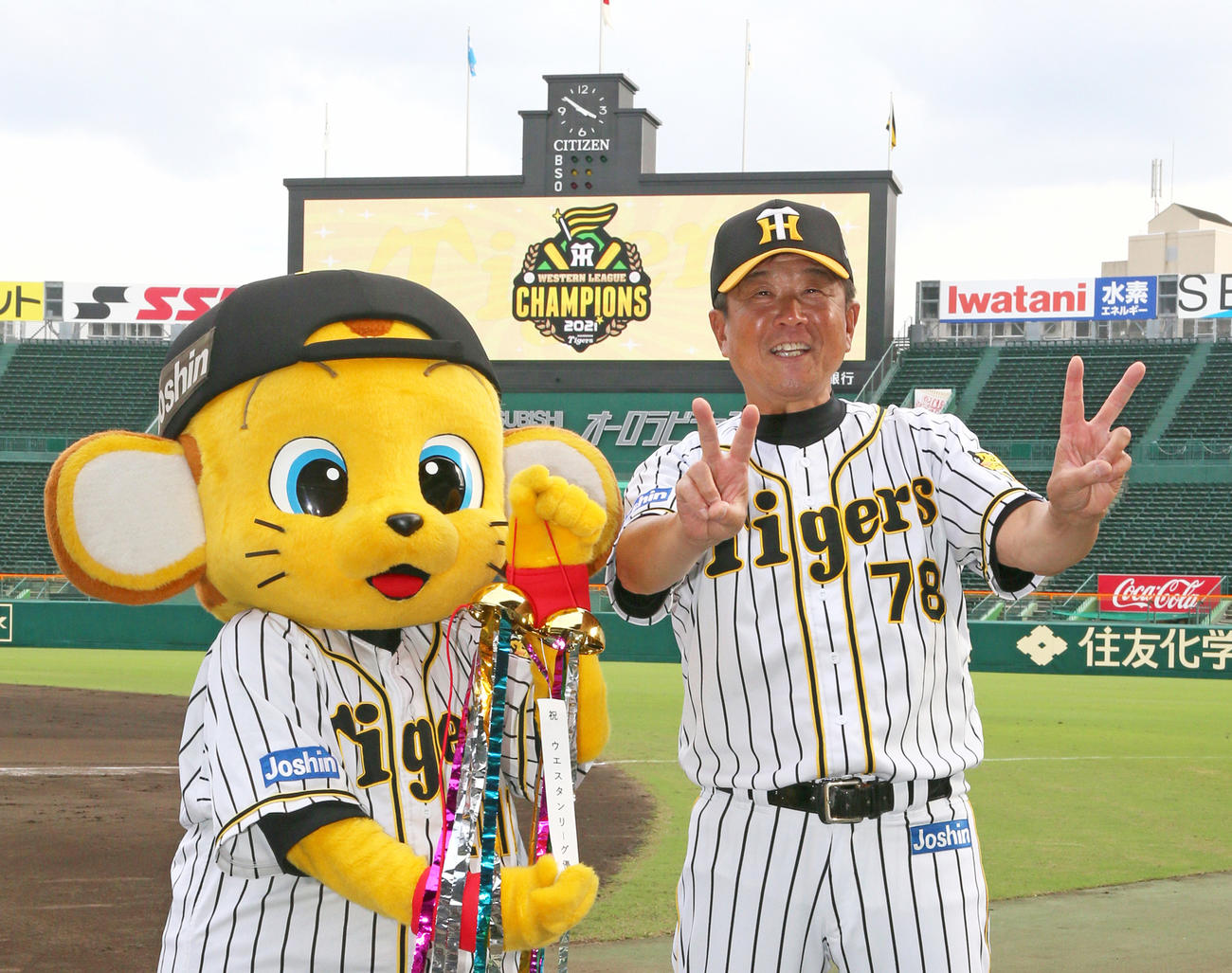 ウエスタン・リーグを制し笑顔でVサインする阪神平田勝男2軍監督（2021年9月24日撮影）