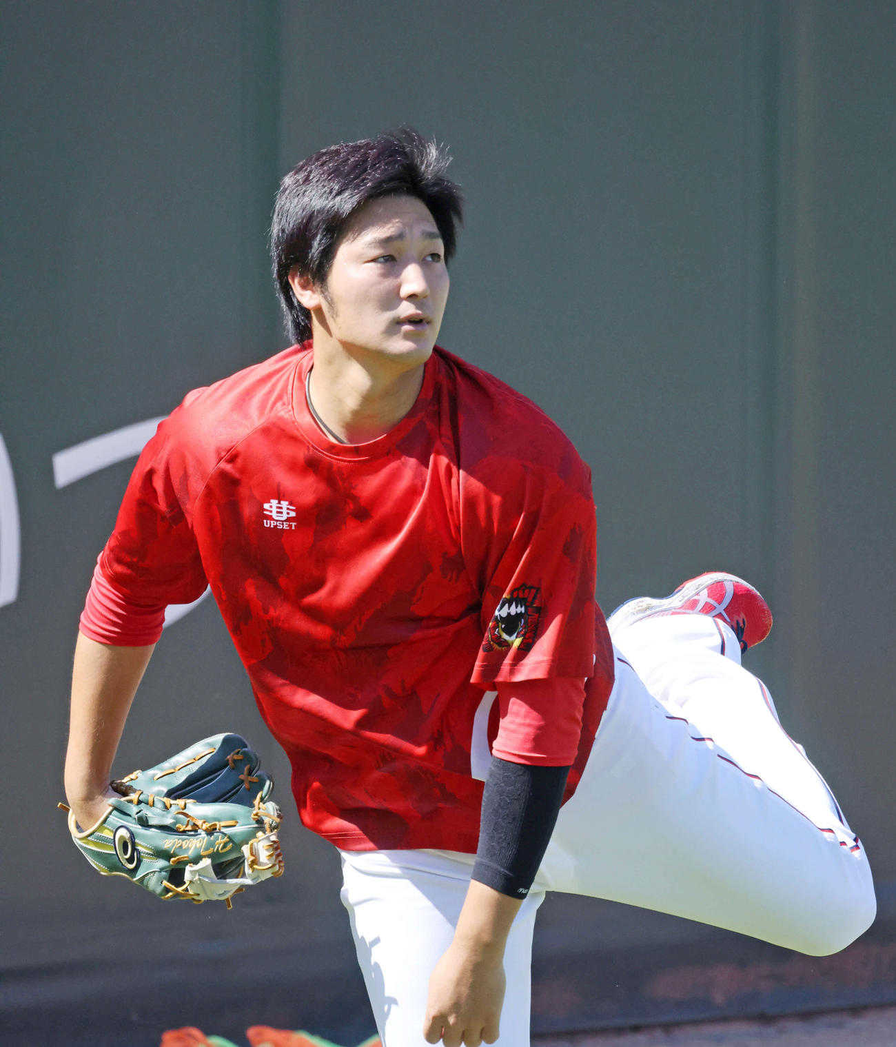 キャッチボールで調整する広島床田（撮影・加藤孝規）