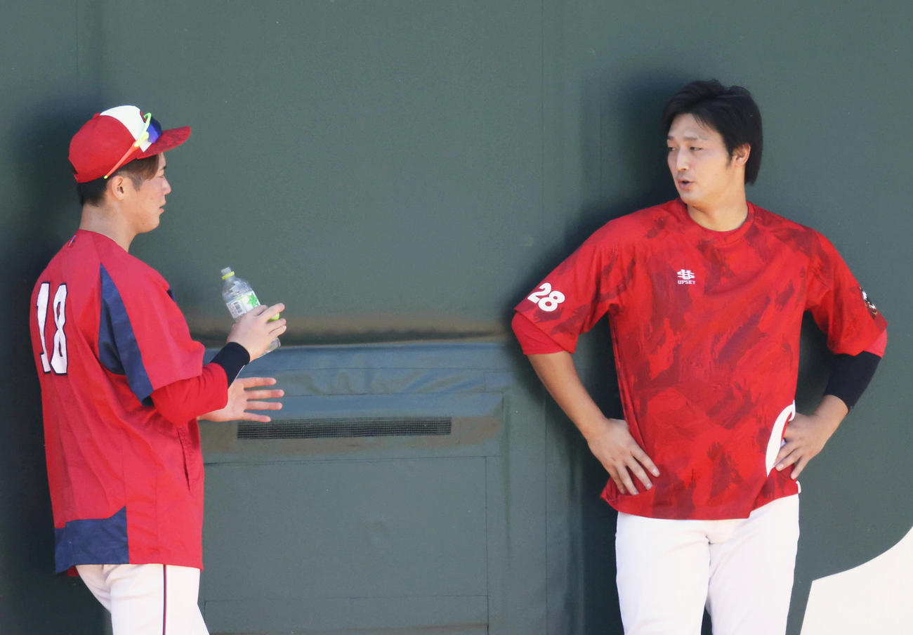 フェンス際で森下（左）と話す床田（撮影・加藤孝規）