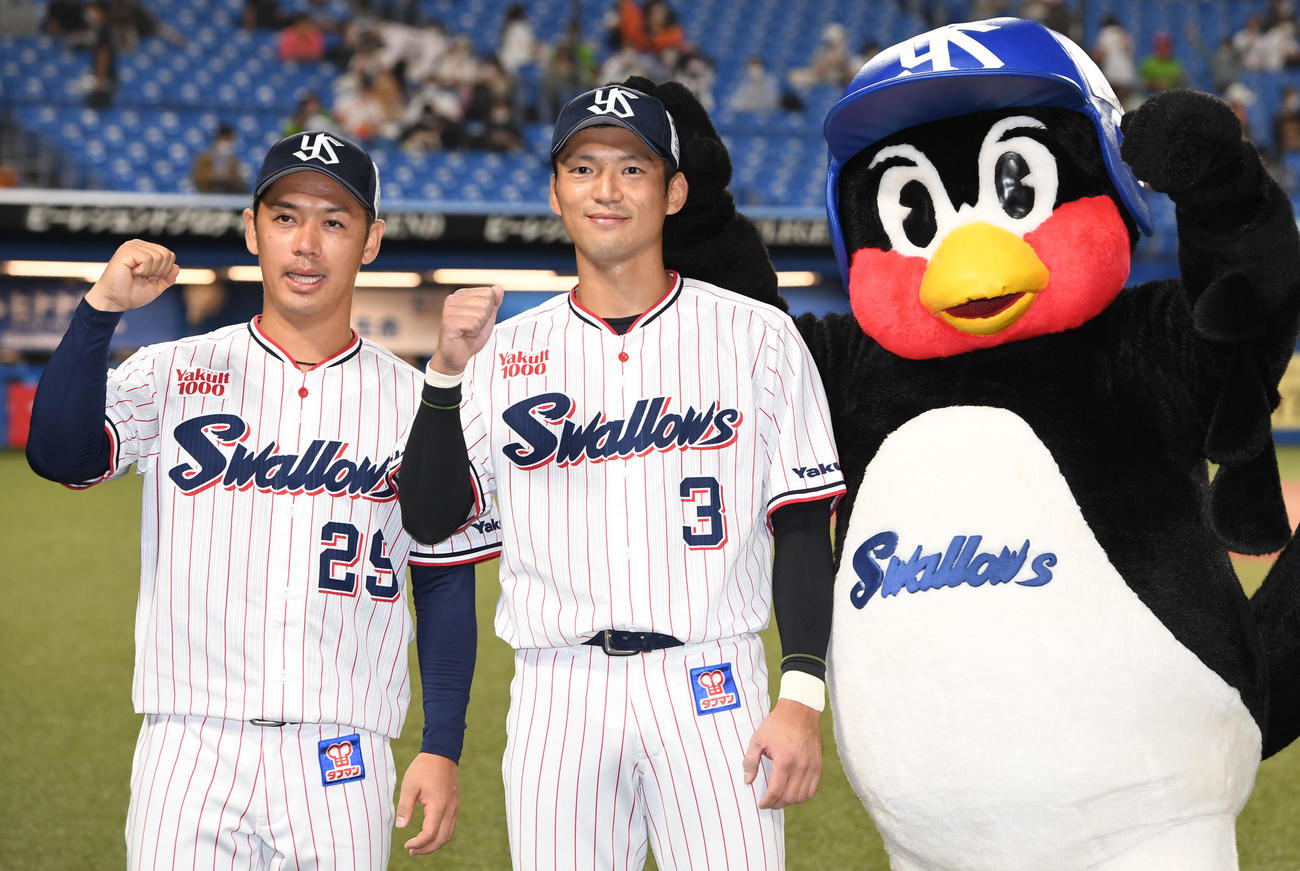 ヤクルト対巨人　ヒーローインタビューを終えて笑顔のヤクルト小川（左）と西浦（撮影・山崎安昭）