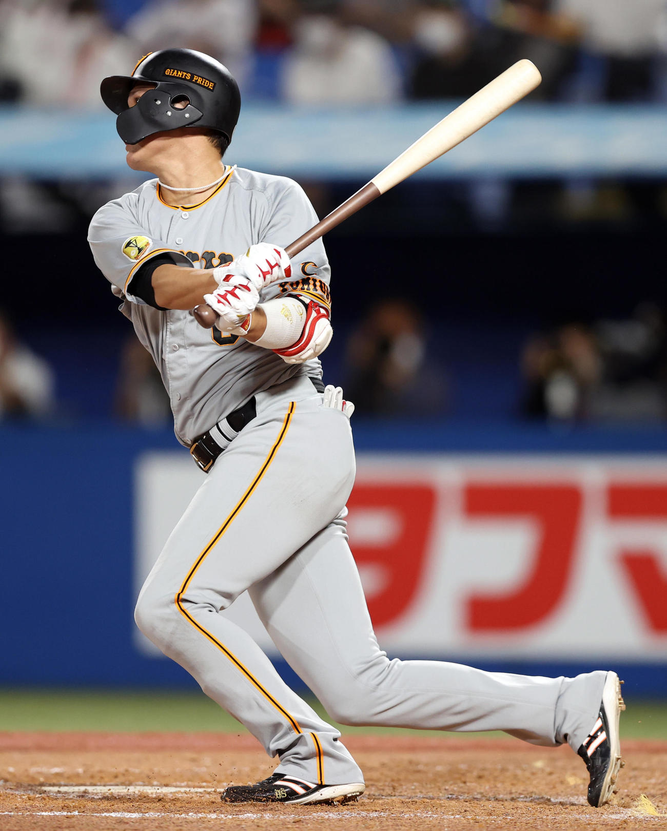 ヤクルト対巨人　4回表巨人2死、右前打を放つ坂本（撮影・狩俣裕三）