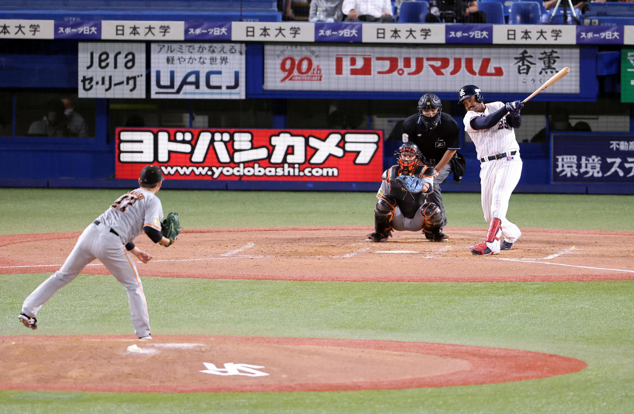 ヤクルト対巨人　4回裏ヤクルト無死、サンタナは右越え本塁打を放つ。投手高橋（撮影・浅見桂子）