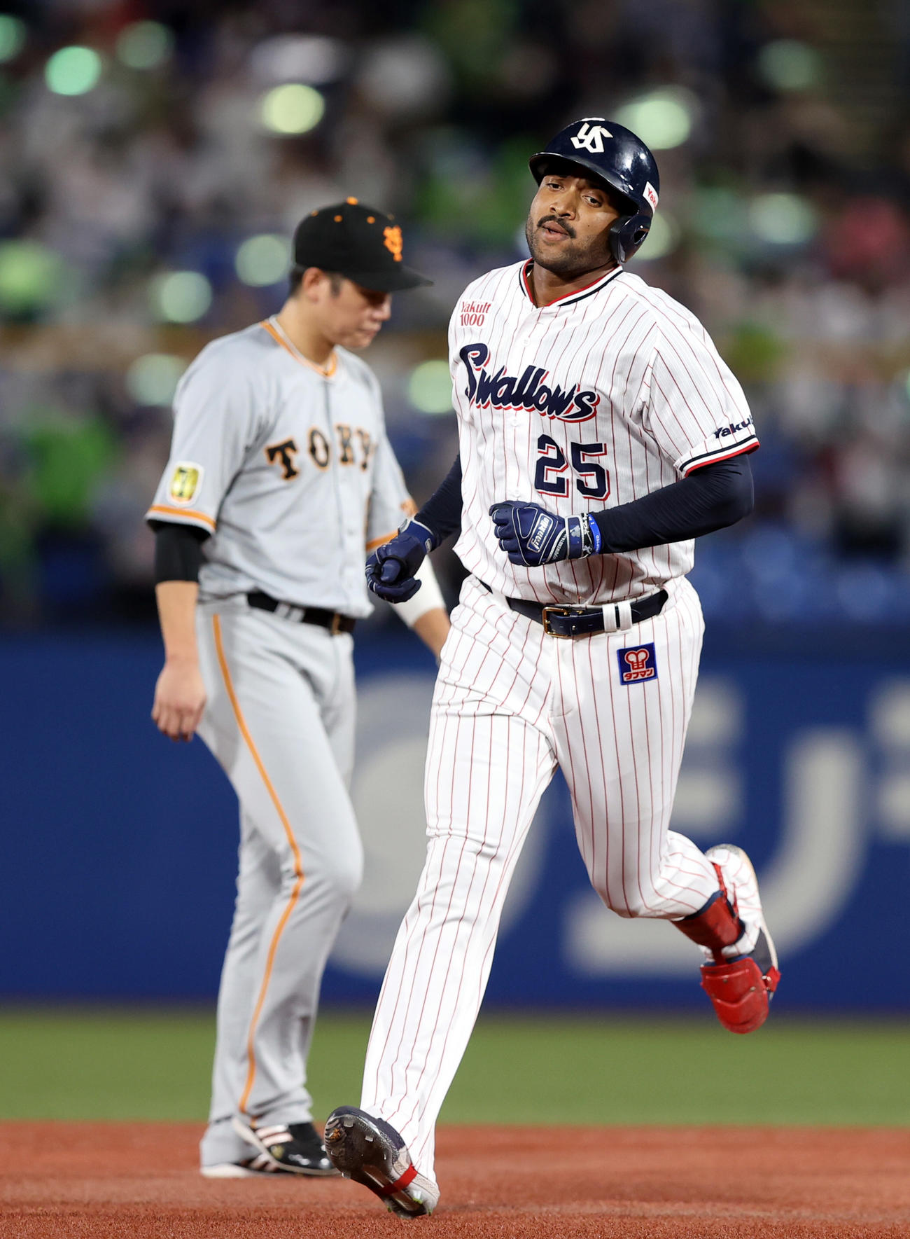 ヤクルト対巨人　4回裏ヤクルト無死、西浦に続き、ソロ本塁打を放つサンタナ。後方は坂本（撮影・狩俣裕三）