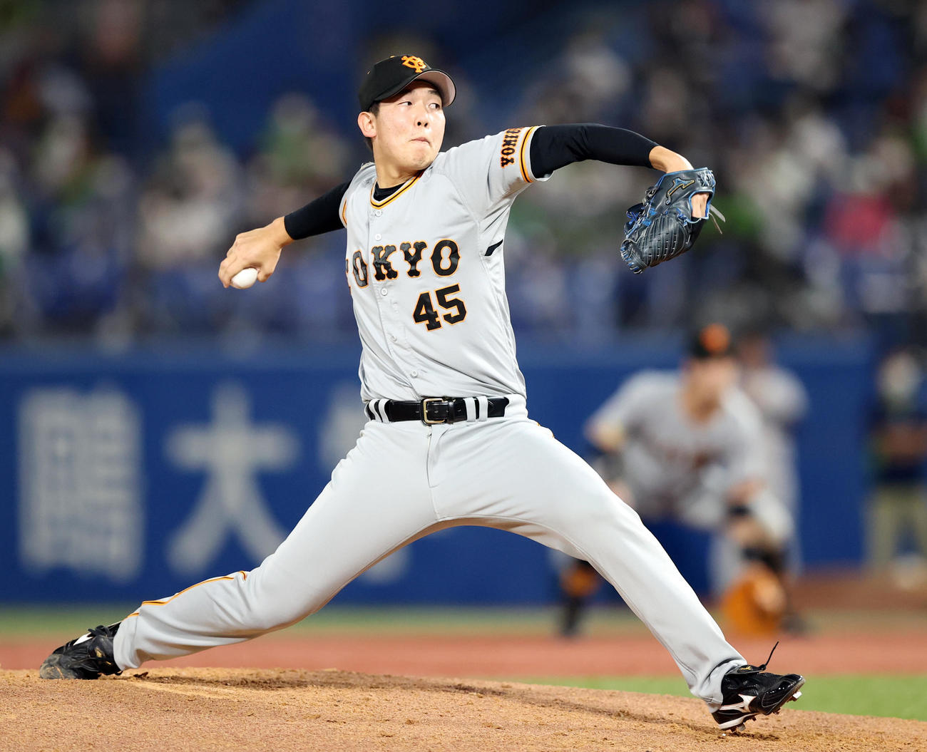 ヤクルト対巨人　5回裏から登板する畠（撮影・狩俣裕三）