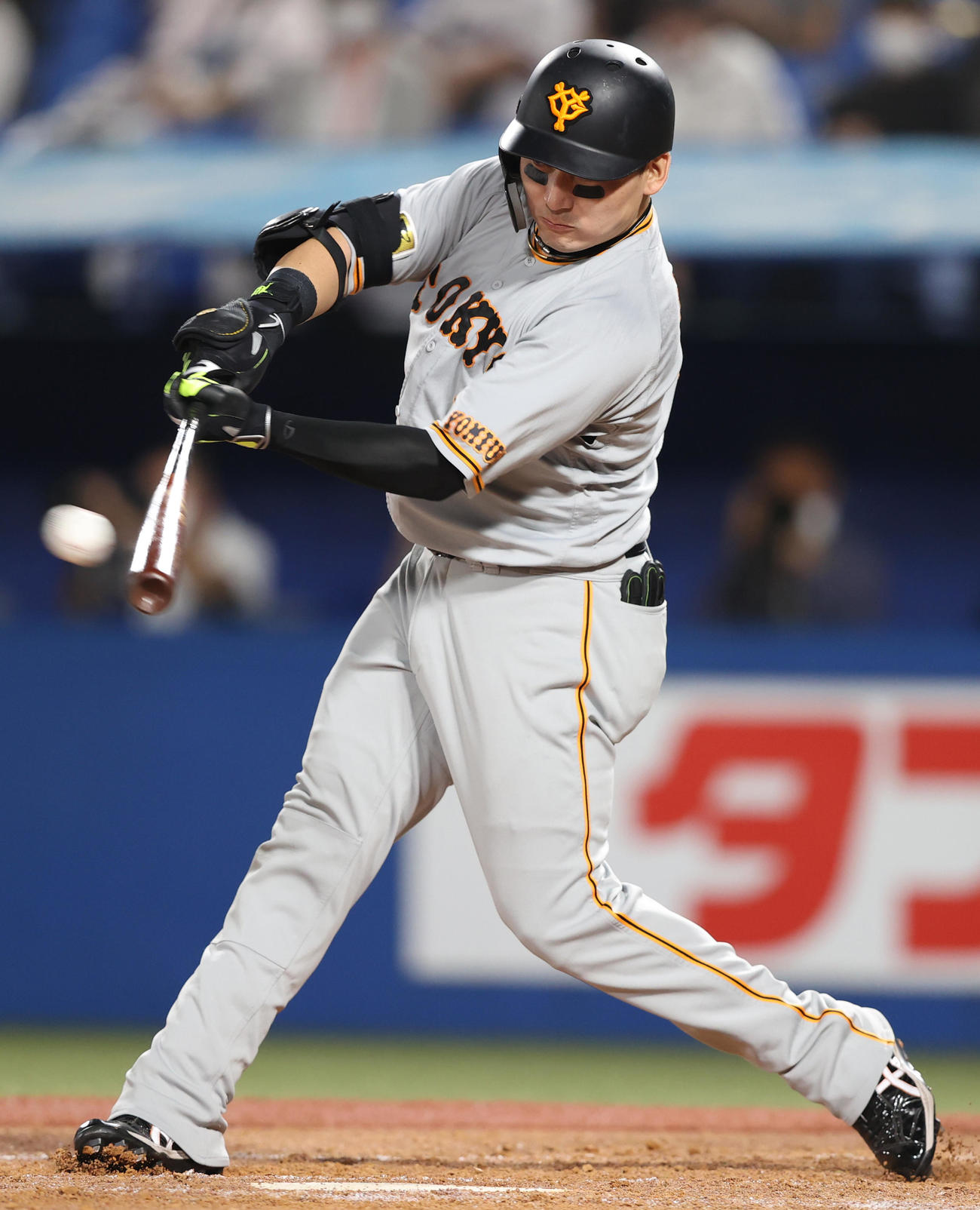 ヤクルト対巨人　5回表巨人1死、二塁打を放つ丸（撮影・狩俣裕三）