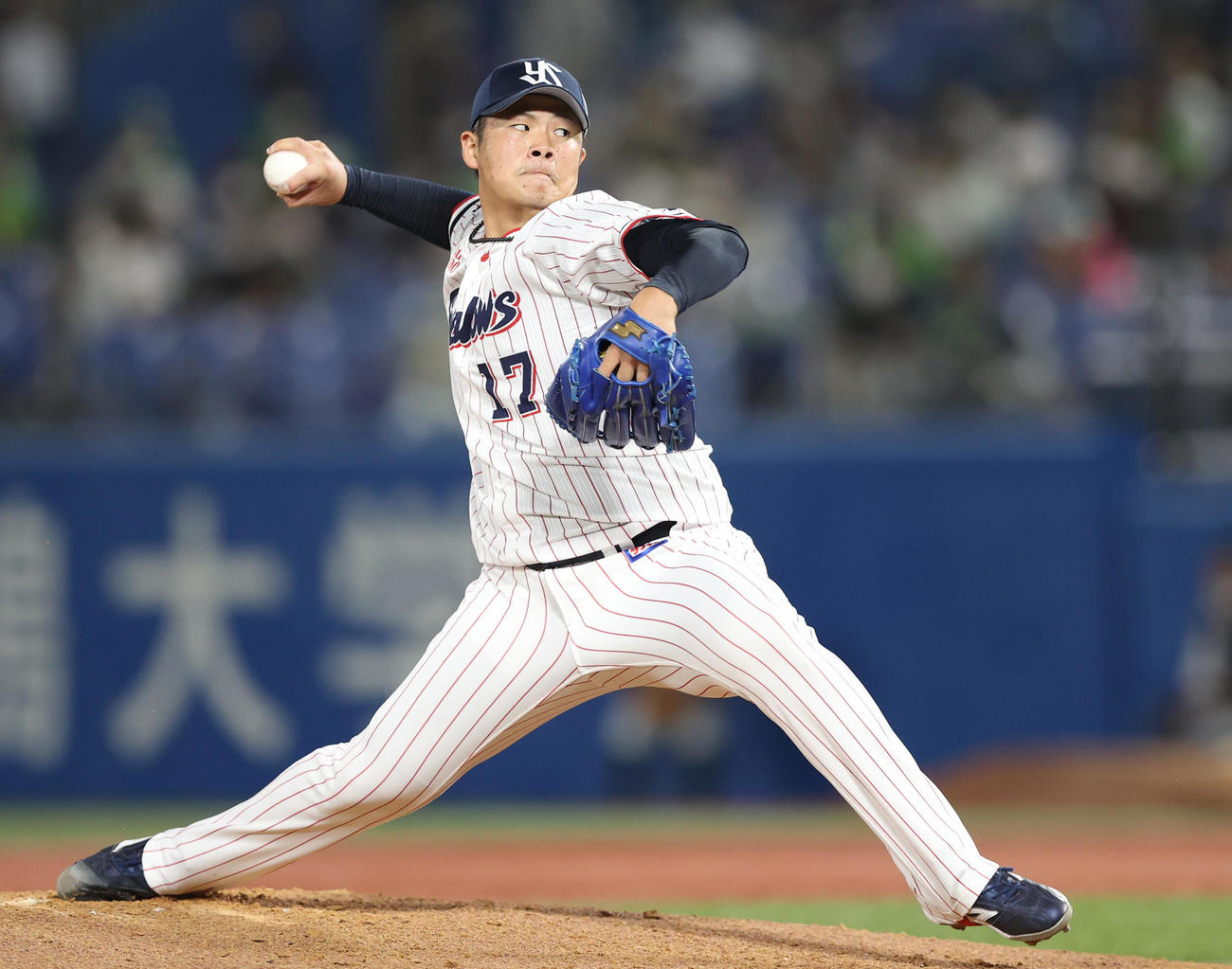 ヤクルト対巨人　8回表から登板する清水（撮影・狩俣裕三）