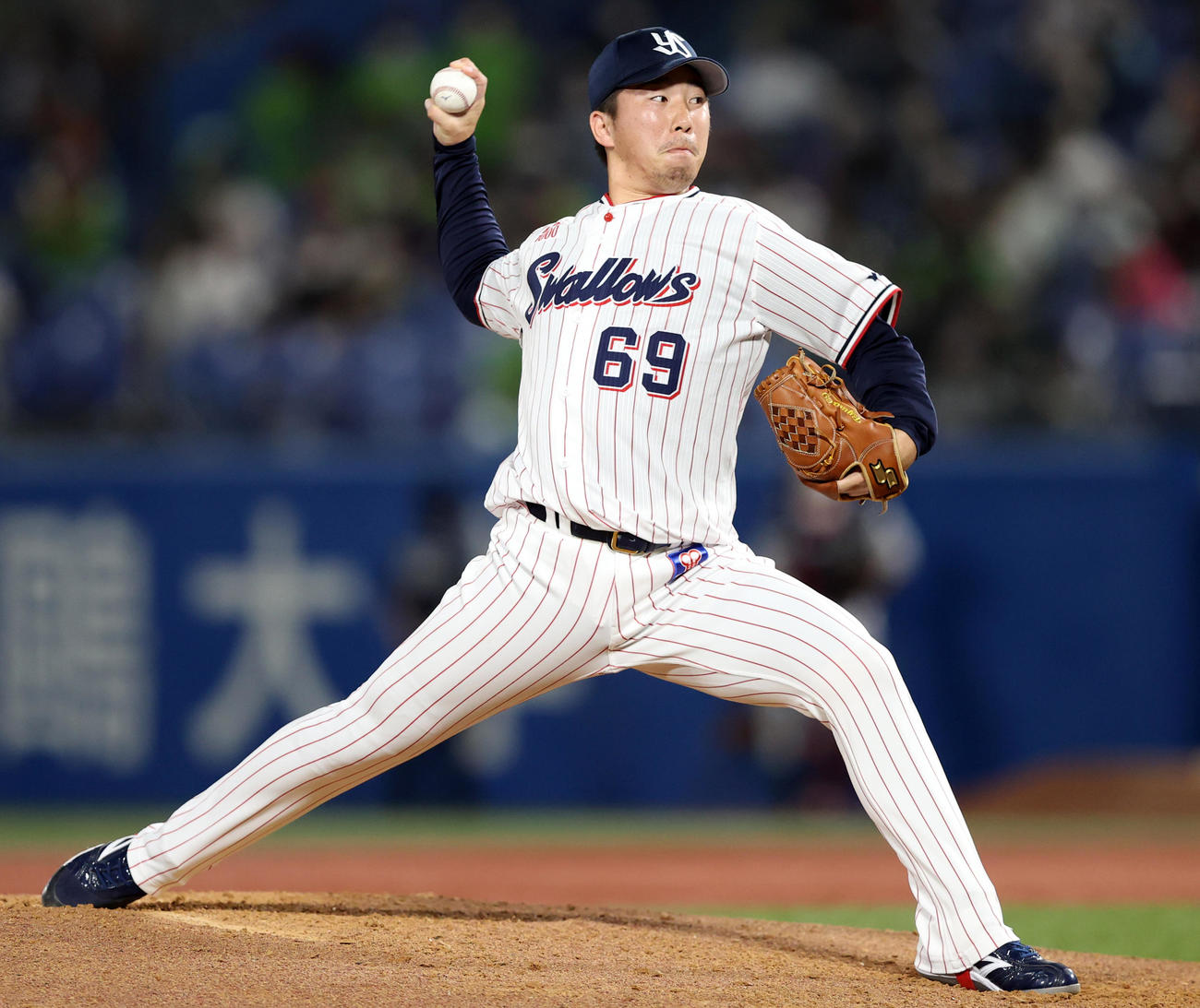 ヤクルト対巨人　7回表から登板する今野（撮影・狩俣裕三）