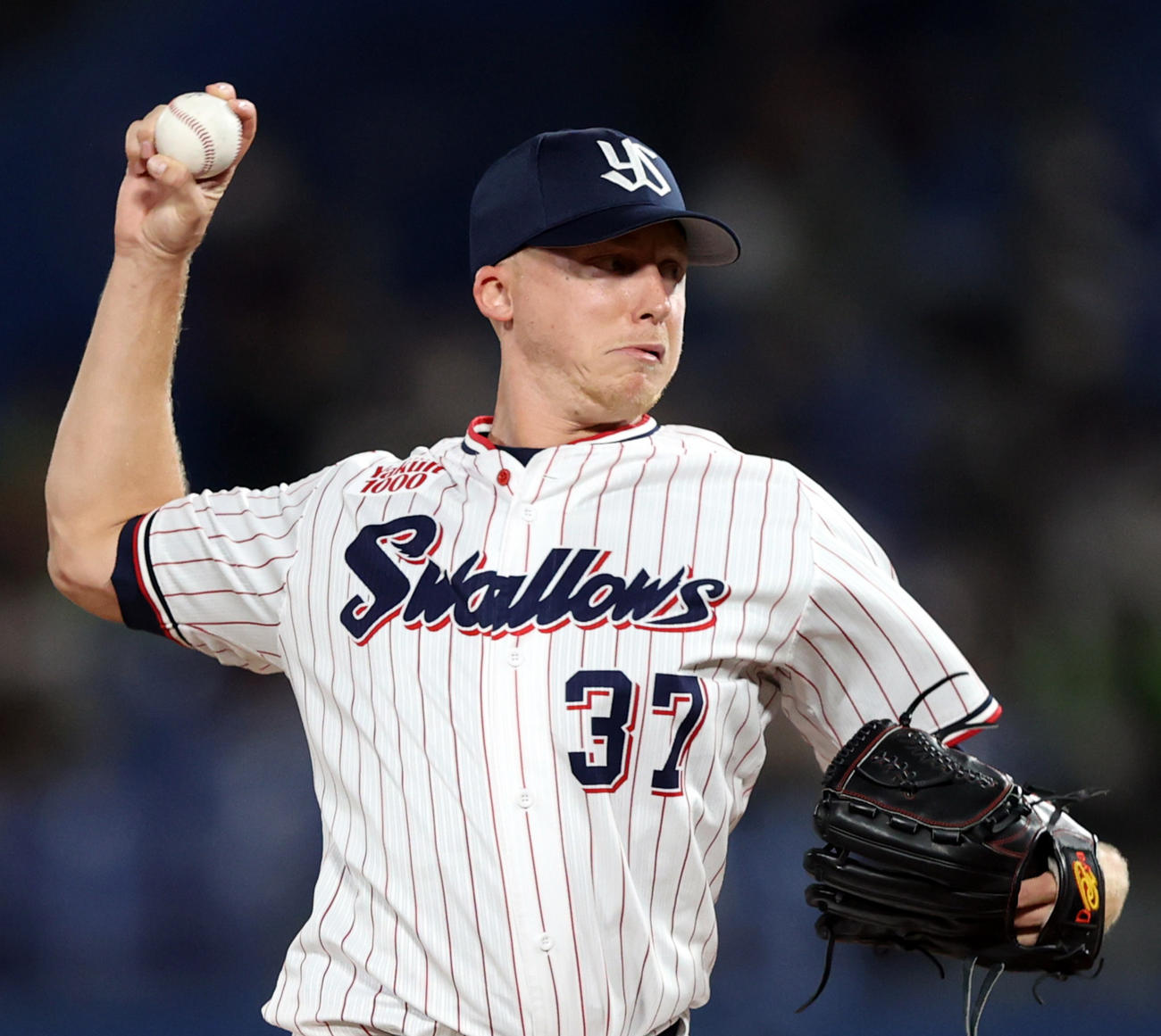 ヤクルト対巨人　9回表から登板するマクガフ（撮影・狩俣裕三）