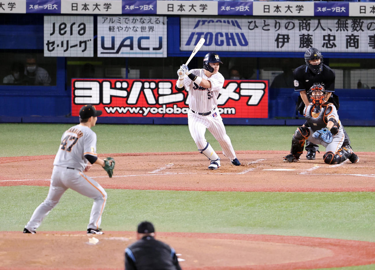 ヤクルト対巨人　1回裏ヤクルト2死一塁、村上宗隆は左二塁打を放つ。投手高橋（撮影・浅見桂子）