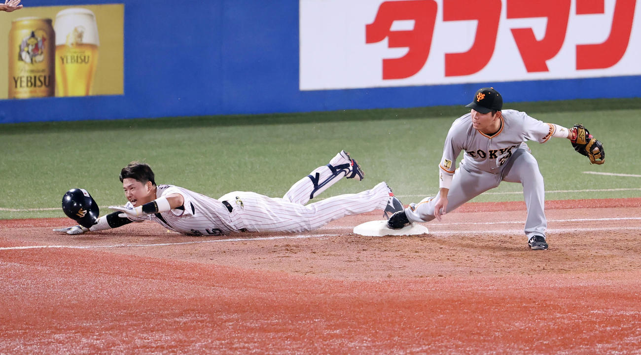 ヤクルト対巨人　3回裏ヤクルト1死一、三塁、村上は遊ゴロも必死の一塁ヘッドスライディングでセーフ。得点を挙げる。一塁手大城（撮影・浅見桂子）
