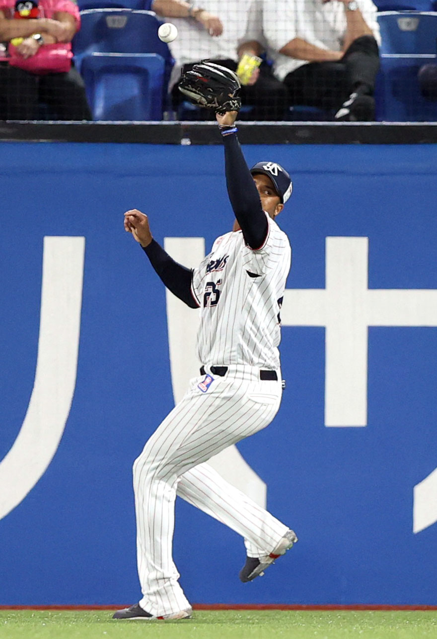 ヤクルト対巨人　4回表巨人2死、坂本勇人の右前打をファンブルするサンタナ（撮影・狩俣裕三）