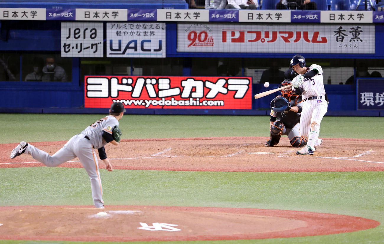 ヤクルト対巨人　4回裏ヤクルト無死、西浦は左越え本塁打を放つ。投手高橋（撮影・浅見桂子）