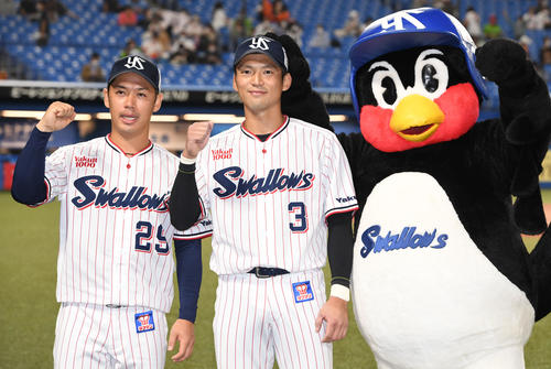 ヤクルト対巨人　ヒーローインタビューを終えて笑顔のヤクルト小川（左）と西浦（撮影・山崎安昭）