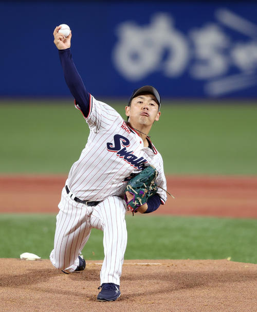 ヤクルト対巨人　ヤクルト先発の小川（撮影・狩俣裕三）