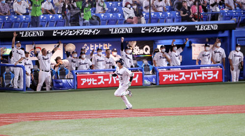 ヤクルト対巨人　4回裏ヤクルト無死、西浦は左越え本塁打を放ち喜ぶベンチを背に一塁に向かう（撮影・浅見桂子）
