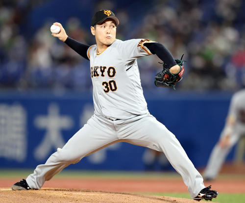 ヤクルト対巨人　4回裏途中から登板する鍵谷（撮影・狩俣裕三）