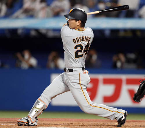 ヤクルト対巨人　5回表巨人1死二塁、適時打を放つ大城（撮影・狩俣裕三）