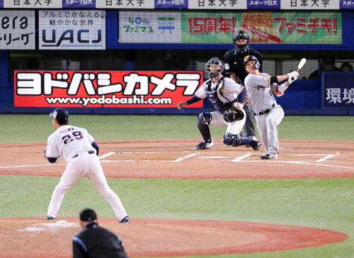 ヤクルト対巨人　6回表巨人1死一塁、坂本は適時二塁打を放つ。投手小川（撮影・浅見桂子）