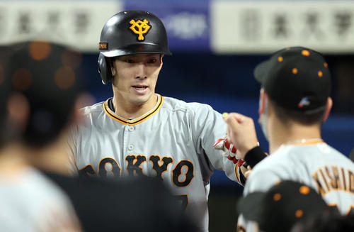 ヤクルト対巨人　6回表巨人1死一塁、坂本の適時二塁打で生還する若林（撮影・狩俣裕三）