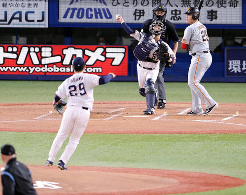 ヤクルト対巨人　1回表巨人2死一塁、一塁走者若林に二塁盗塁を封じる古賀（撮影・浅見桂子）