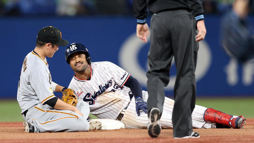 ヤクルト対巨人　6回裏ヤクルト無死二塁、二ゴロで一塁をまわり、二塁へ進むサンタナ（右）をタッチアウトする坂本勇人。その後、二人は寝そべりながらしばらく見つめ合う（撮影・狩俣裕三）