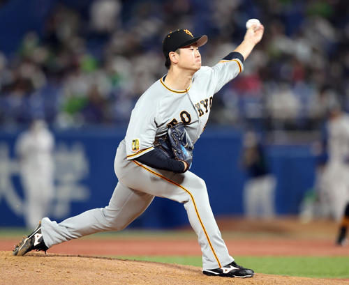 ヤクルト対巨人　7回裏から登板する中川（撮影・狩俣裕三）