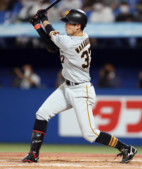 ヤクルト対巨人　8回表巨人1死、右前打を放つ若林（撮影・狩俣裕三）