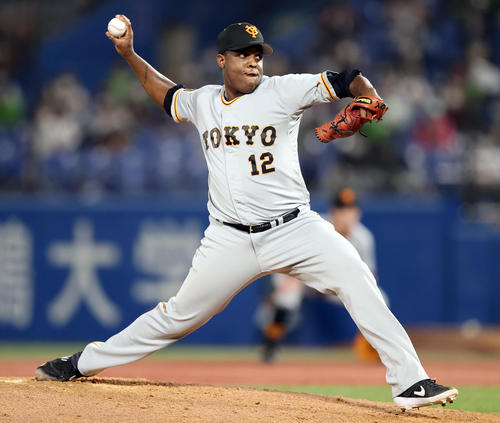 ヤクルト対巨人　8回裏から登板するデラロサ（撮影・狩俣裕三）