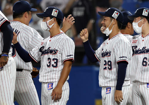 ヤクルト対巨人　試合後、村上（左）らチームメートを迎える小川（右）（撮影・狩俣裕三）