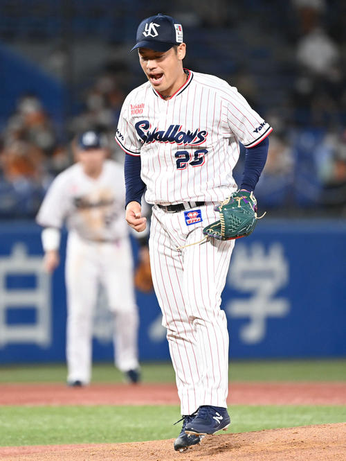 ヤクルト対巨人　4回表巨人2死二塁、岡本和を三振に仕留めて雄たけびを上げる小川（撮影・山崎安昭）