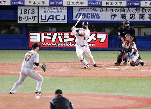 ヤクルト対巨人　1回裏ヤクルト2死一塁、村上宗隆は左二塁打を放つ。投手高橋（撮影・浅見桂子）