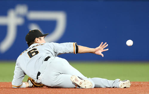 ヤクルト対巨人　3回裏ヤクルト2死一、三塁、村上の遊ゴロを好捕し、二塁へトスする坂本（撮影・狩俣裕三）