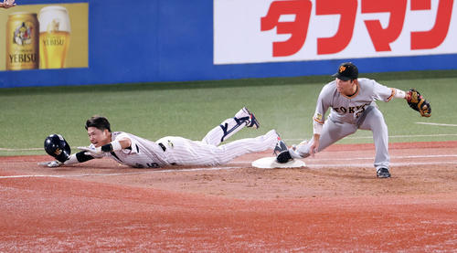 ヤクルト対巨人　3回裏ヤクルト1死一、三塁、村上は遊ゴロも必死の一塁ヘッドスライディングでセーフ。得点を挙げる。一塁手大城（撮影・浅見桂子）