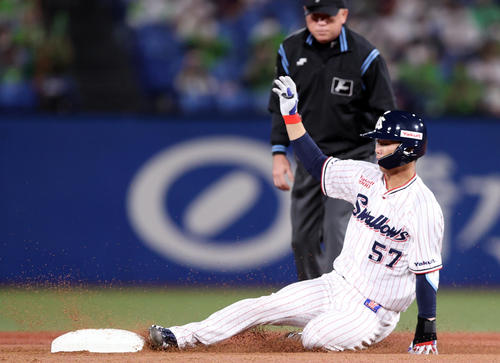 ヤクルト対巨人　2回裏ヤクルト2死、二塁打を放ち、滑り込む古賀（撮影・狩俣裕三）