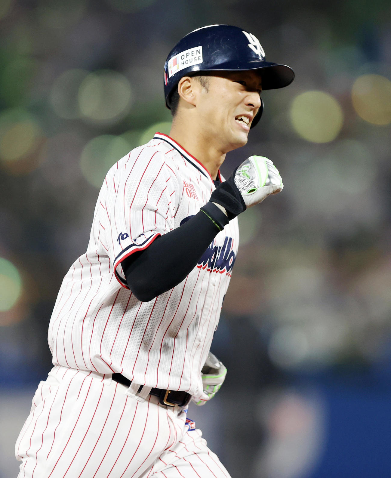 ヤクルト対巨人　4回裏ヤクルト無死、ソロ本塁打を放ち、ガッツポーズをみせる西浦（撮影・狩俣裕三）