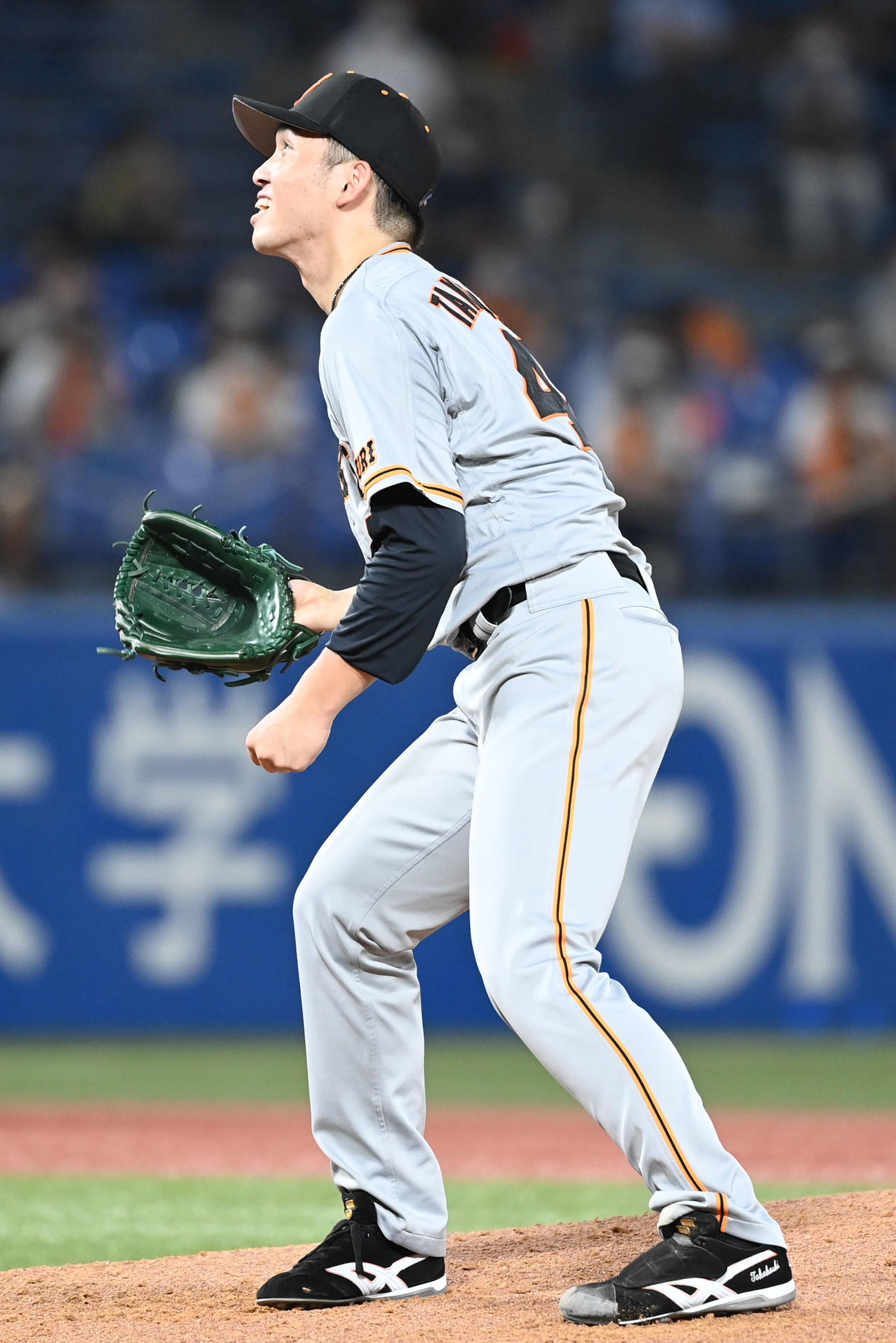 ヤクルト対巨人　4回裏ヤクルト無死、高橋は西浦に左越えソロ本塁打を許す（撮影・山崎安昭）