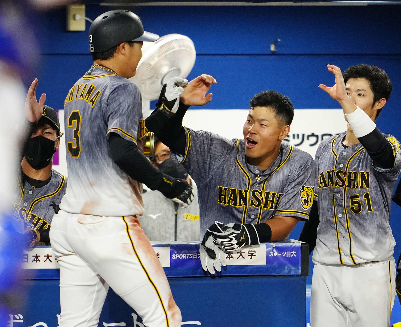 DeNA対阪神　3回表阪神2死、ソロ本塁打を放った大山（左）を迎える佐藤輝（中央）と中野（右）（撮影・江口和貴）