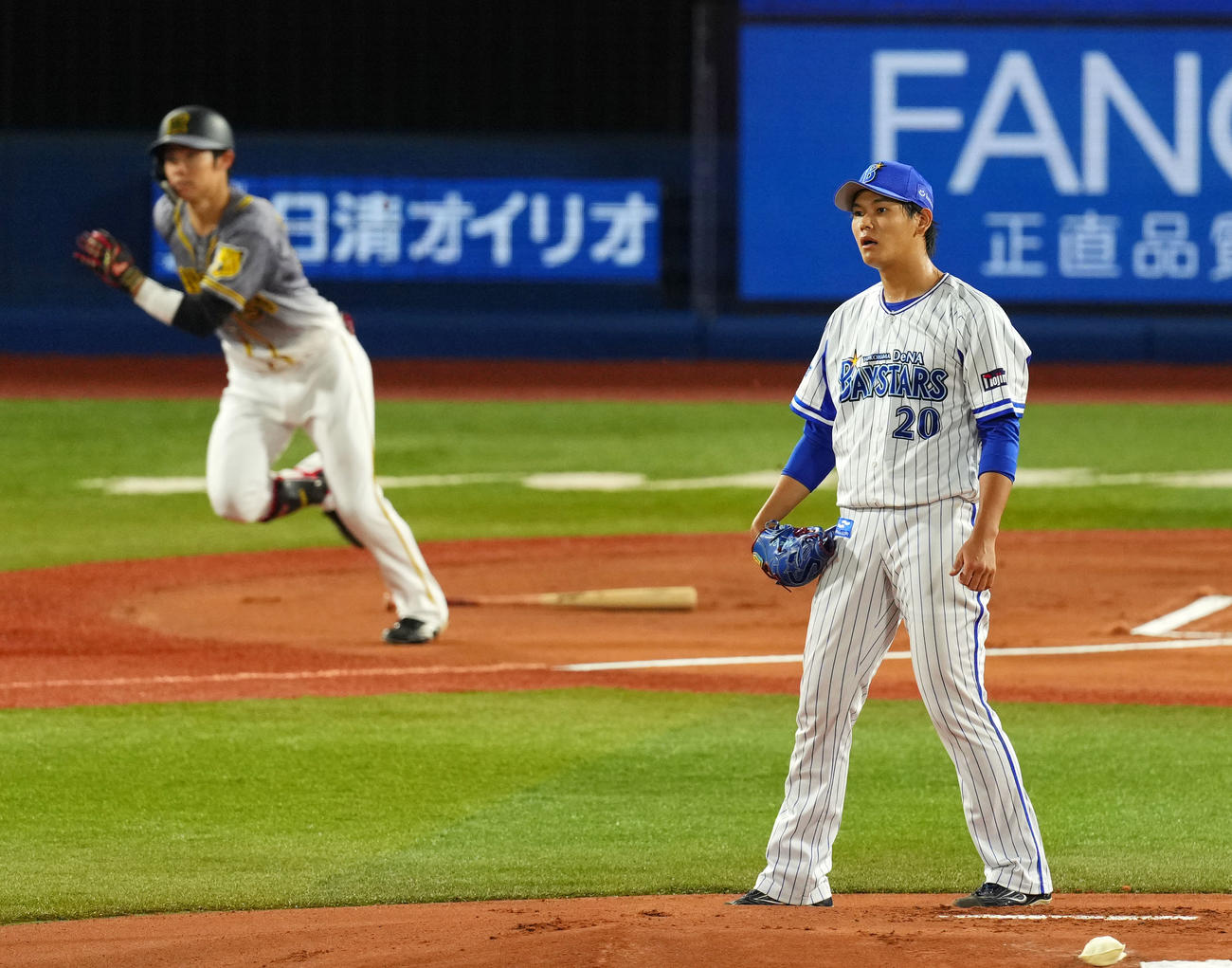 DeNA対阪神　1回表阪神無死一塁、中野に右越え適時二塁打を浴びる坂本（撮影・横山健太）
