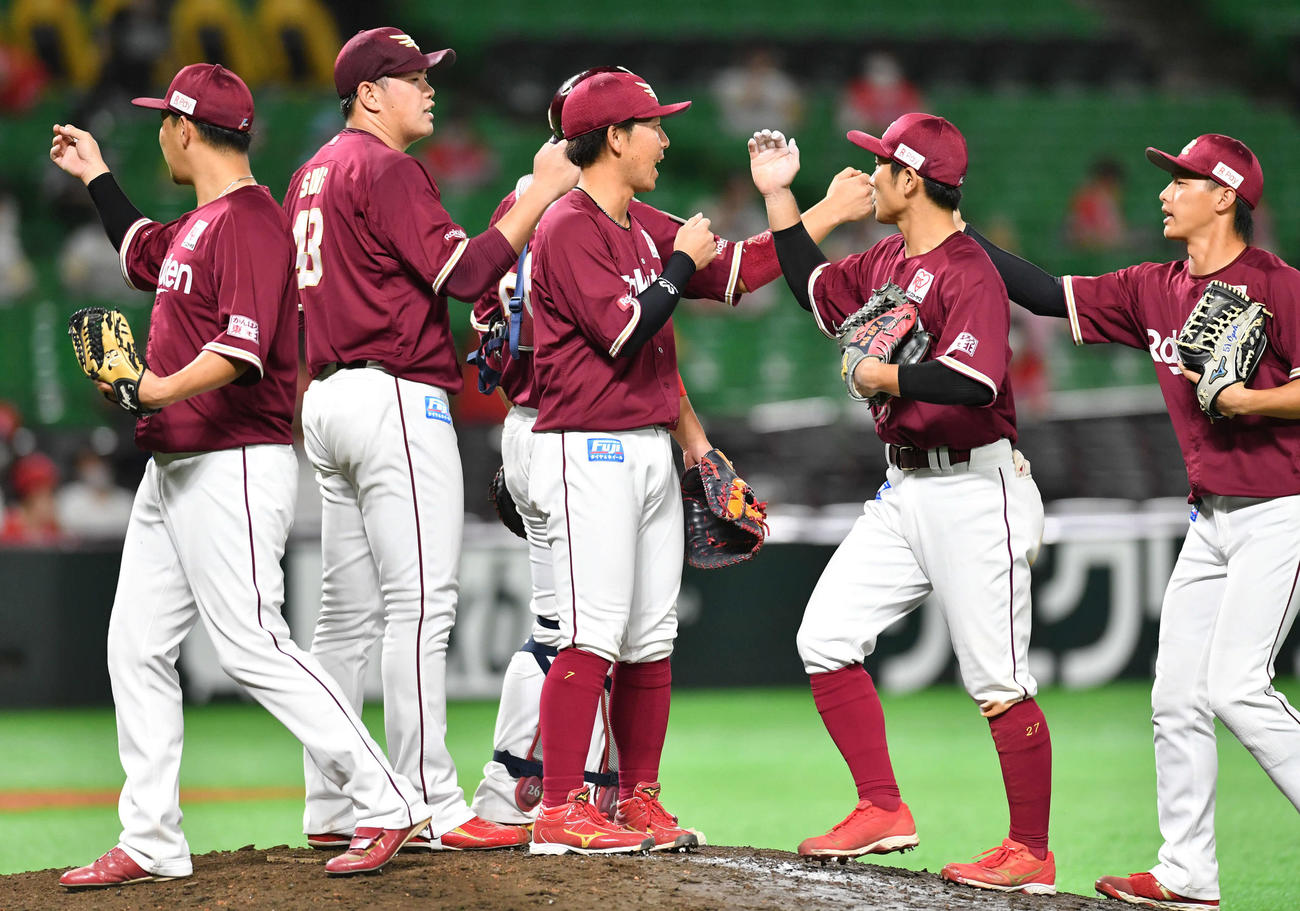 ソフトバンク対楽天　ソフトバンクと引き分け、タッチを交わす楽天ナイン（撮影・岩下翔太）