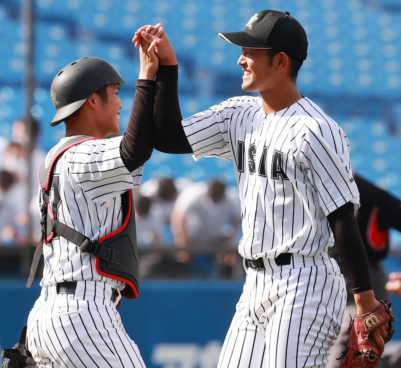 日大対亜大　草部捕手（左）と勝利を喜び合う亜大・岡留（撮影・野上伸悟）