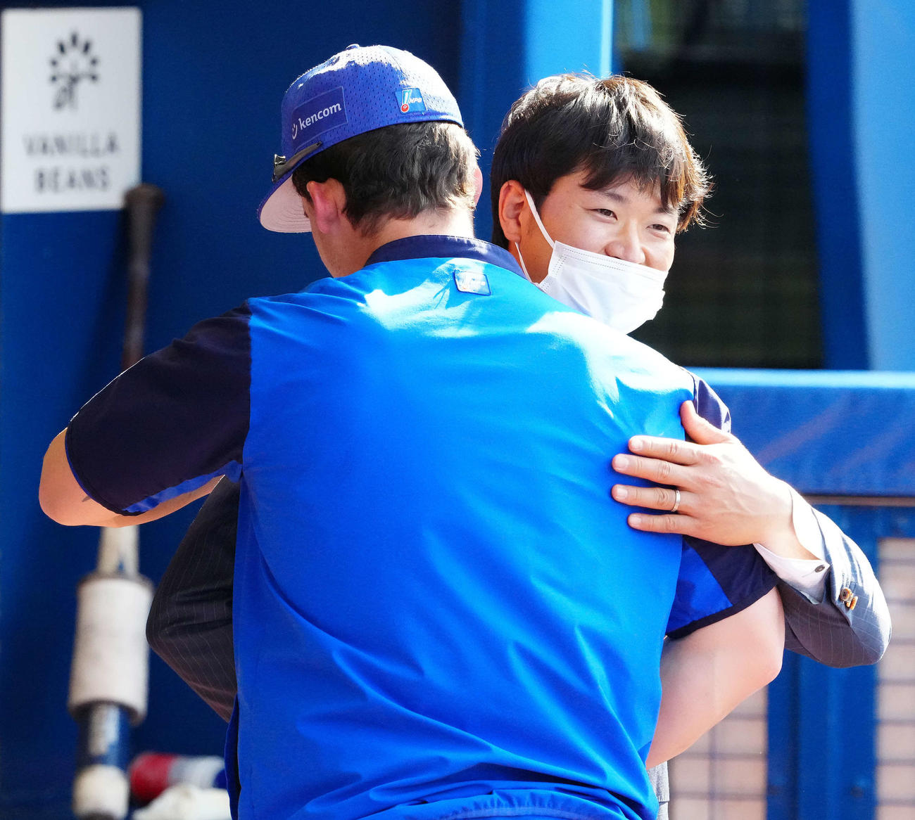 DeNA対阪神　戦力外となり、DeNAオースティン（左）にあいさつする中井（撮影・江口和貴）