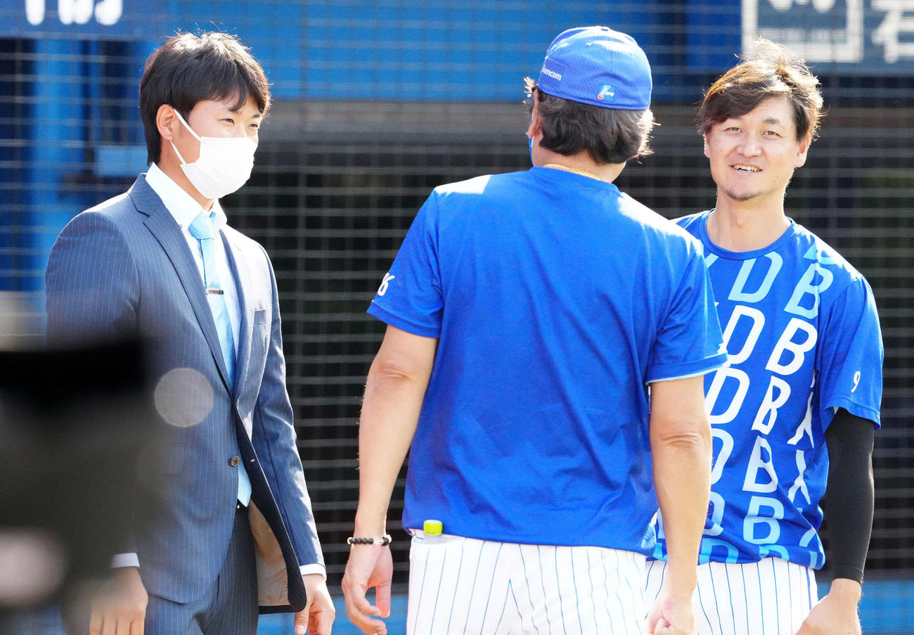 DeNA対阪神　戦力外となり、DeNA田代巡回打撃コーチ（中央）にあいさつする中井。左は大和（撮影・江口和貴）